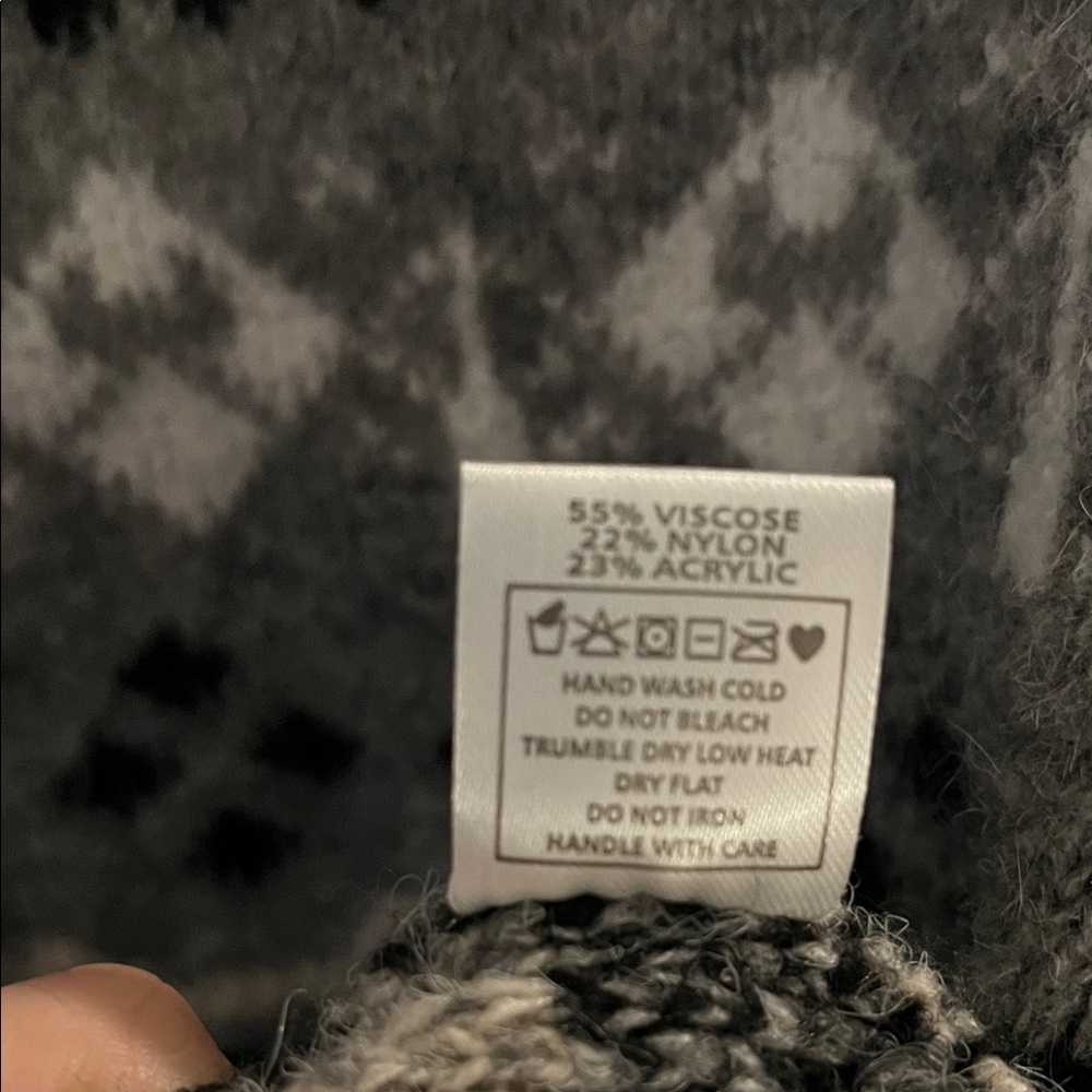 Cozy Patterned Sweater - Picture 4 of 6